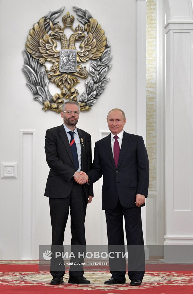 12 июня 2019. Президент РФ Владимир Путин и заместитель директора по научной работе Федерального исследовательского центра Институт прикладной физики РАН Ефим Хазанов, удостоенный Государственной премии в области науки и технологий за вклад в развитие обсерватории LIGO в США и создание фундаментальных основ и инструментальных решений проблем регистрации гравитационных волн, на церемонии вручения Государственных премий за 2018 год в День России. Место: Россия, Москва. Автор: Алексей Дружинин/РИА Новости. Президент РФ В. Путин вручил Государственные премии в Кремле