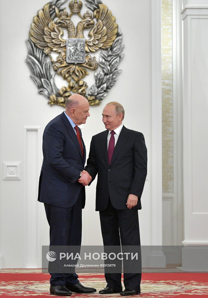 12 июня 2019. Президент РФ Владимир Путин и главный врач Научно-исследовательского института – краевой клинической больницы № 1 имени профессора С.В. Очаповского министерства здравоохранения Краснодарского края Владимир Порханов, удостоенный Государственной премии в области науки и технологий за научное обоснование и внедрение в клиническую практику новой концепции снижения заболеваемости и смертности у пациентов со стенотическими заболеваниями трахеи, на церемонии вручения Государственных премий за 2018 год в День России. Место: Россия, Москва. Автор: Алексей Дружинин/РИА Новости. Президент РФ В. Путин вручил Государственные премии в Кремле