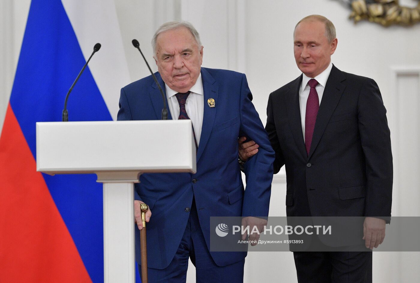12 июня 2019. Президент РФ Владимир Путин и научный руководитель Российского научного центра рентгенорадиологии Владимир Харченко, удостоенный Государственной премии в области науки и технологий за научное обоснование и внедрение в клиническую практику новой концепции снижения заболеваемости и смертности у пациентов со стенотическими заболеваниями трахеи, на церемонии вручения Государственных премий за 2018 год в День России. Место: Россия, Москва. Автор: Алексей Дружинин/РИА Новости. Президент РФ В. Путин вручил Государственные премии в Кремле