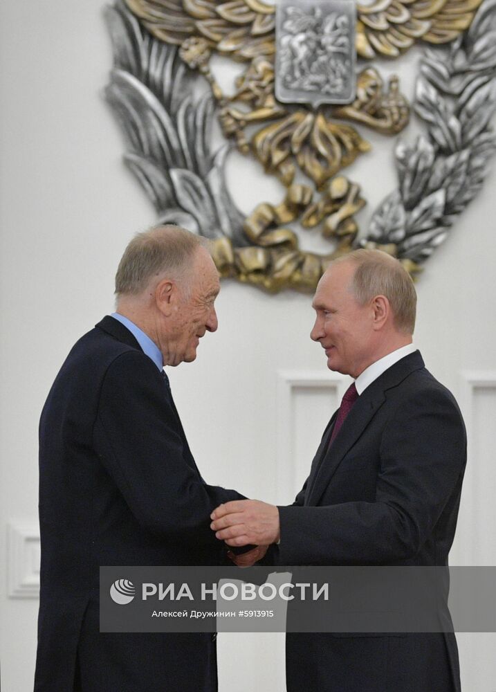 12 июня 2019. Президент РФ Владимир Путин и композитор Родион Щедрин, удостоенный Государственной премии за выдающиеся достижения в области гуманитарной деятельности, на церемонии вручения Государственных премий за 2018 год в День России. Место: Россия, Москва. Автор: Алексей Дружинин/РИА Новости. Президент РФ В. Путин вручил Государственные премии в Кремле