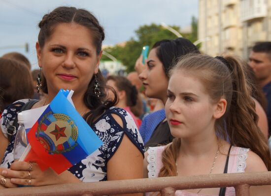Митинг, посвященный Дню России, в Луганске