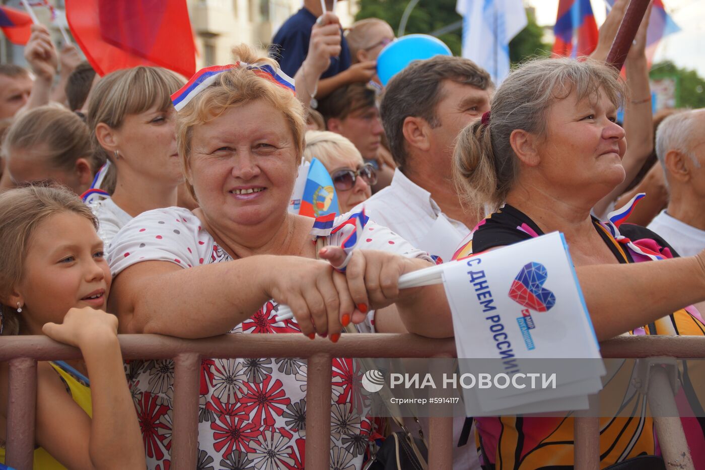 Митинг, посвященный Дню России, в Луганске