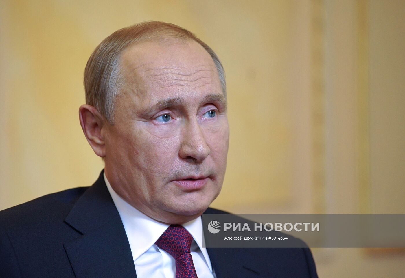 Президент РФ В. Путин дал интервью Межгосударственной телерадиокомпании "Мир"