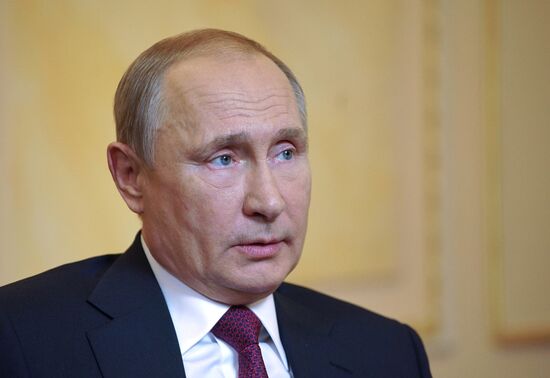 Президент РФ В. Путин дал интервью Межгосударственной телерадиокомпании "Мир"
