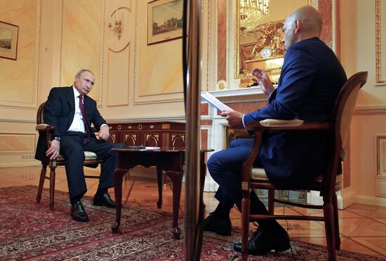 Президент РФ В. Путин дал интервью Межгосударственной телерадиокомпании «Мир»