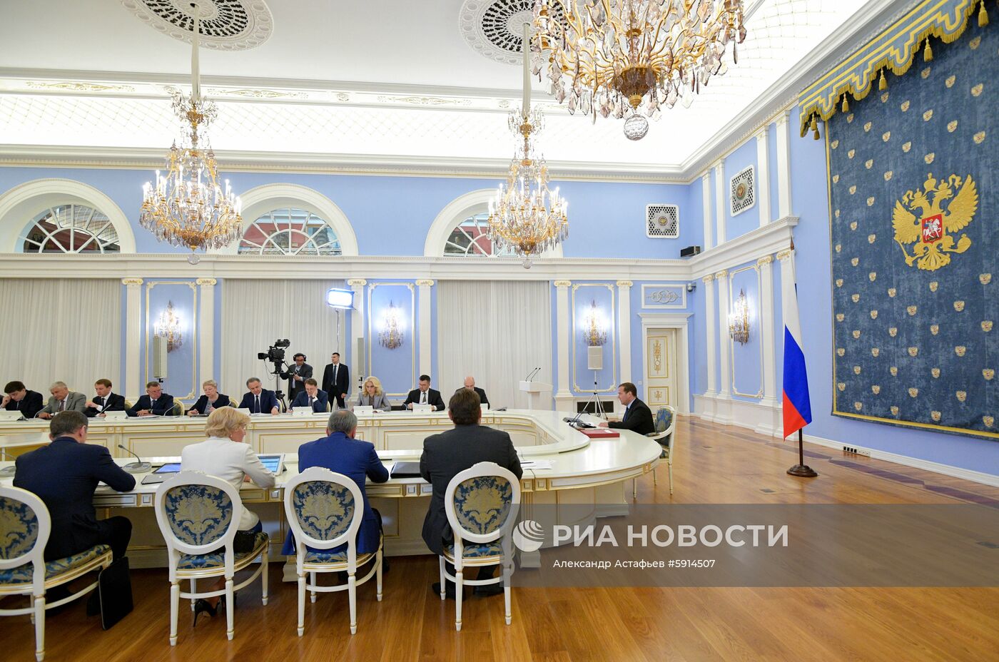 Премьер-министр РФ Д. Медведев провел заседание правительства РФ