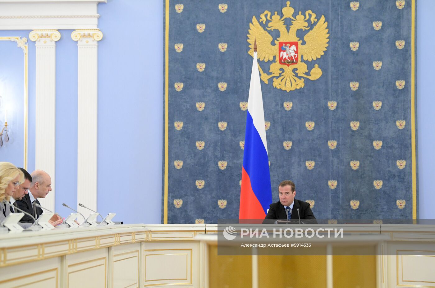 Премьер-министр РФ Д. Медведев провел заседание правительства РФ