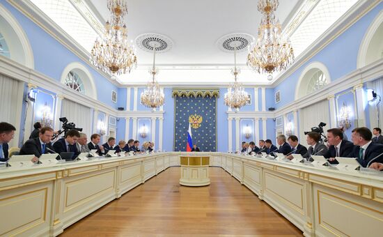 Премьер-министр РФ Д. Медведев провел заседание правительства РФ