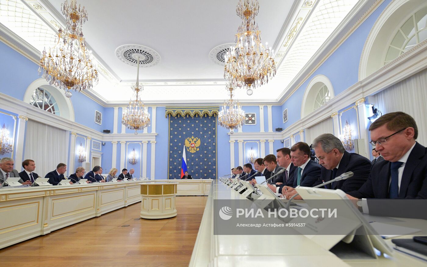 Премьер-министр РФ Д. Медведев провел заседание правительства РФ