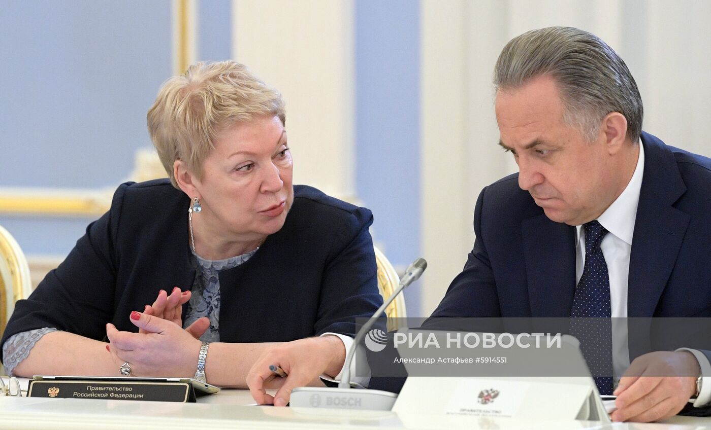 Премьер-министр РФ Д. Медведев провел заседание правительства РФ