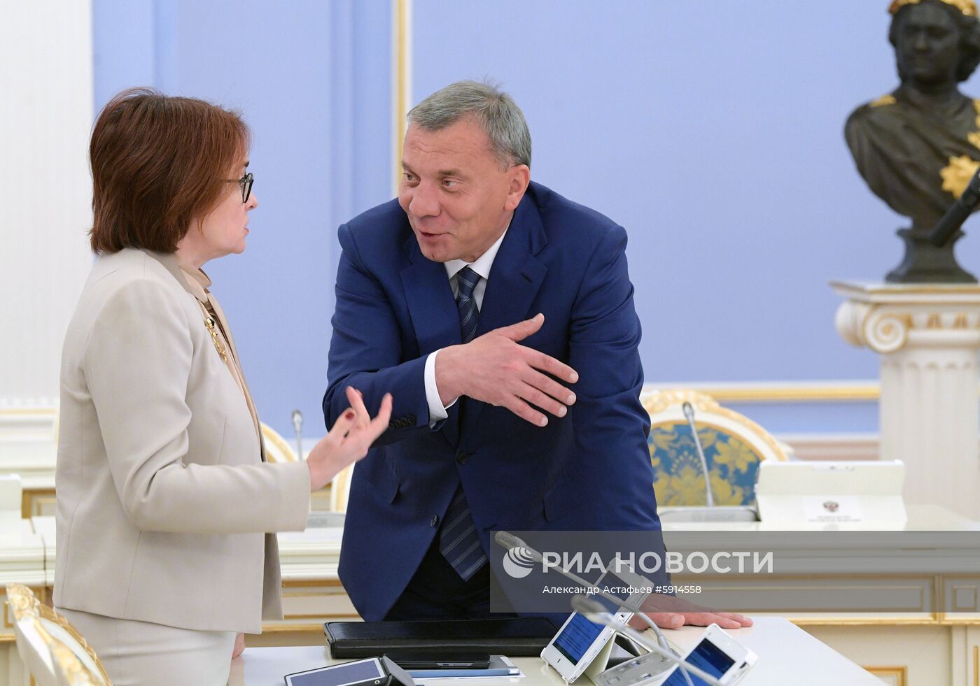 Премьер-министр РФ Д. Медведев провел заседание правительства РФ