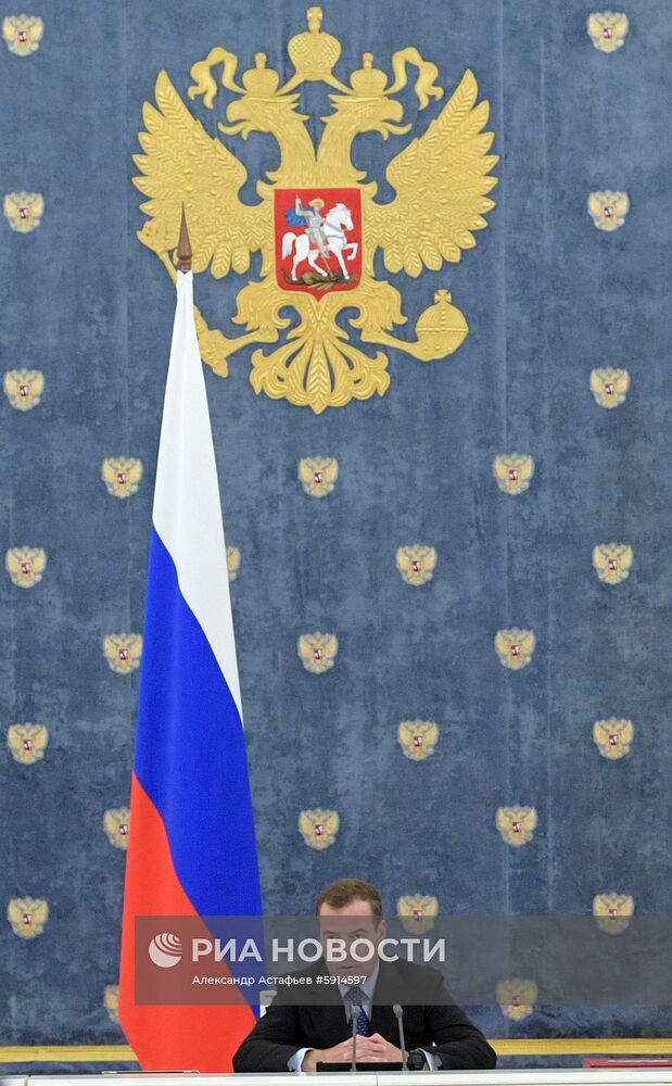 Премьер-министр РФ Д. Медведев провел заседание правительства РФ