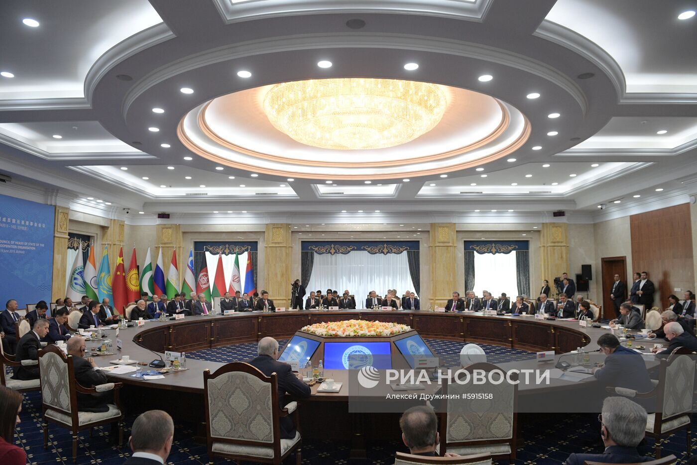 Президент РФ В. Путин принимает участие в заседании Совета глав государств – членов ШОС в Бишкеке