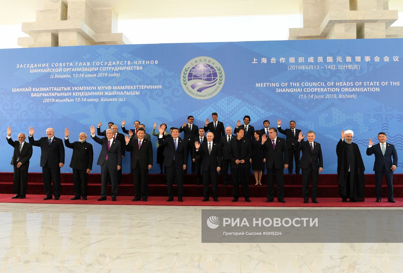 Президент РФ В. Путин принимает участие в заседании Совета глав государств – членов ШОС в Бишкеке