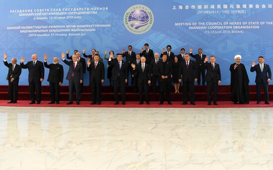 Президент РФ В. Путин принимает участие в заседании Совета глав государств – членов ШОС в Бишкеке