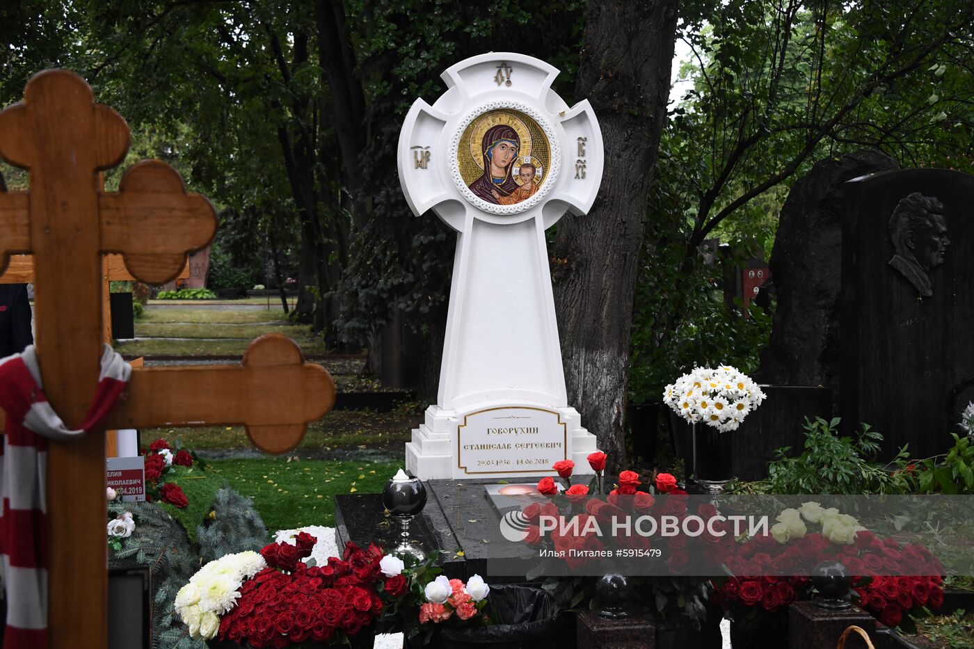 Открытие памятника на могиле С. Говорухина на Новодевичьем кладбище