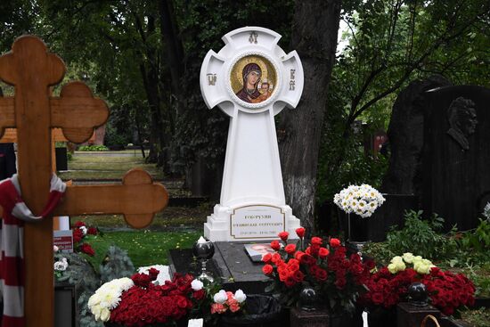 Открытие памятника на могиле С. Говорухина на Новодевичьем кладбище