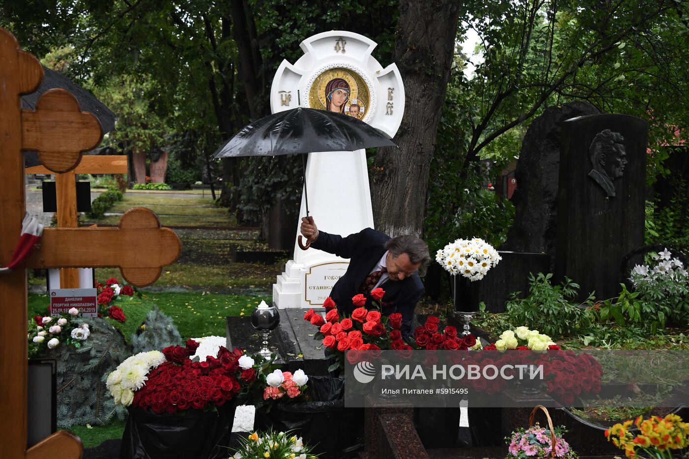 Открытие памятника на могиле С. Говорухина на Новодевичьем кладбище