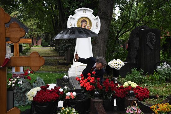 Открытие памятника на могиле С. Говорухина на Новодевичьем кладбище