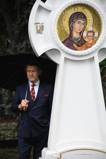 Открытие памятника на могиле С. Говорухина на Новодевичьем кладбище