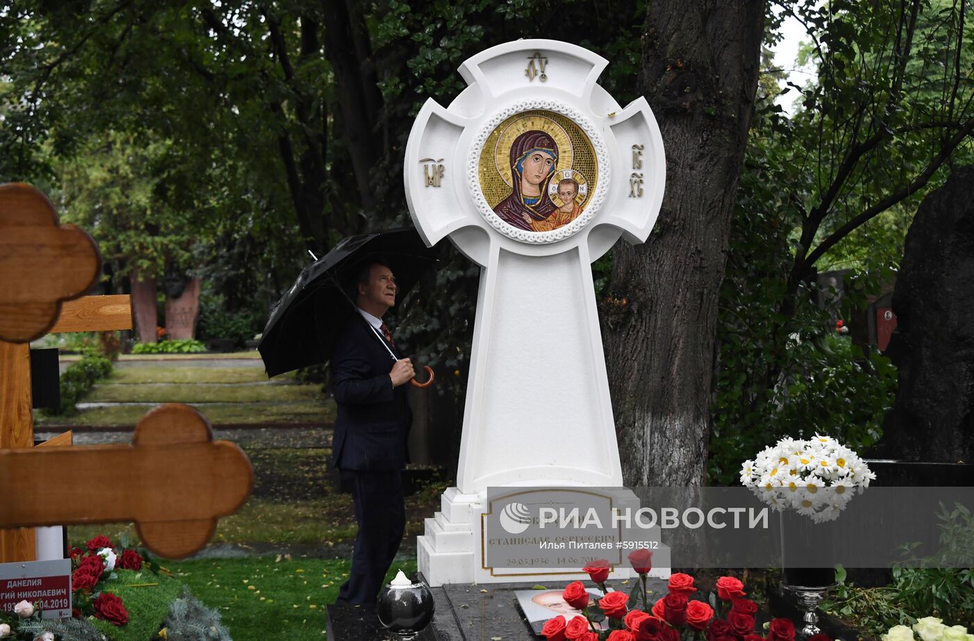 Открытие памятника на могиле С. Говорухина на Новодевичьем кладбище