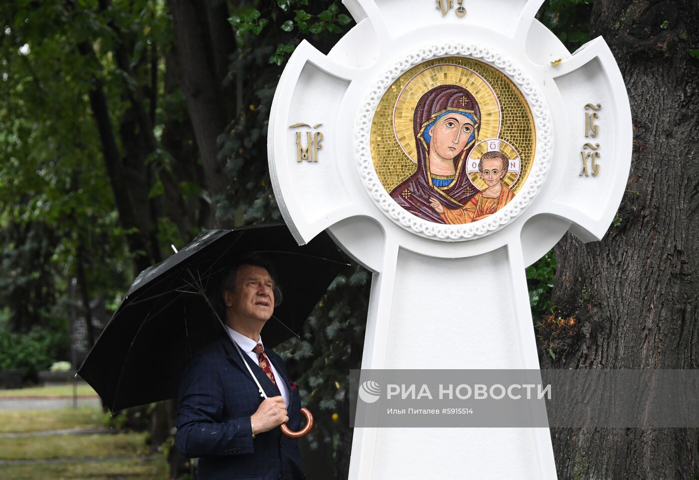 Открытие памятника на могиле С. Говорухина на Новодевичьем кладбище