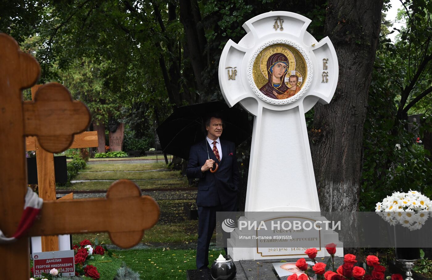 Открытие памятника на могиле С. Говорухина на Новодевичьем кладбище