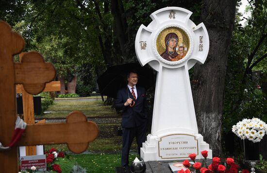 Открытие памятника на могиле С. Говорухина на Новодевичьем кладбище