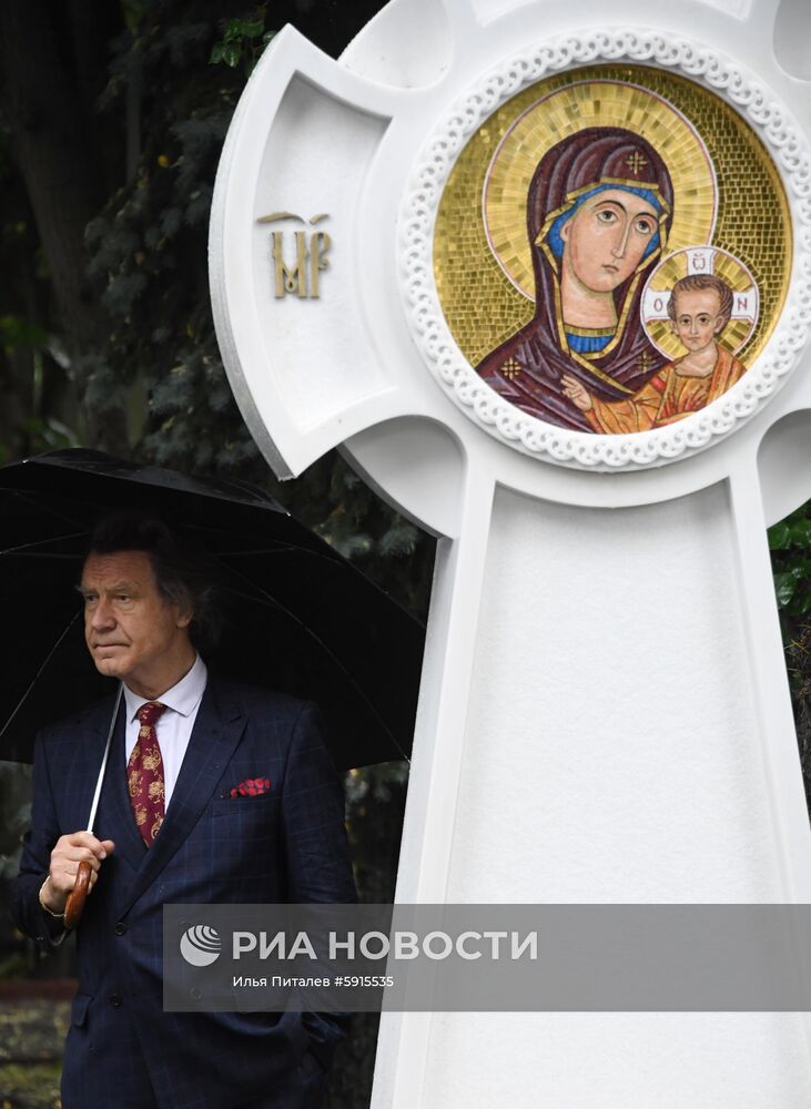 Открытие памятника на могиле С. Говорухина на Новодевичьем кладбище