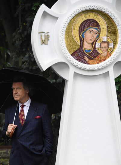 Открытие памятника на могиле С. Говорухина на Новодевичьем кладбище