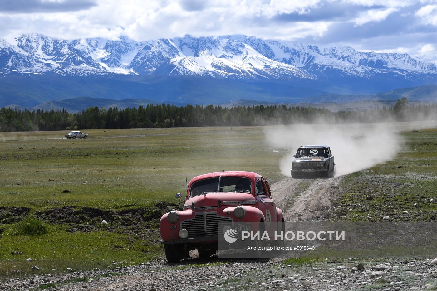 Участники международного ралли на старинных автомобилях "Пекин - Париж 2019" преодолевают участок вблизи села Курай в Республике Алтай на автомобилях Chevrolet Super Deluxe Coupe (1941) и VAZ-2103(1972). Первое ралли "Пекин-Париж" состоялось в 1907 году. Второе прошло спустя 90 лет. С 2007 года ралли проводится раз в три года.
Место: Россия, Республика Алтай. Автор: Александр Кряжев/РИА Новости. Ралли на ретроавтомобилях Пекин-Париж