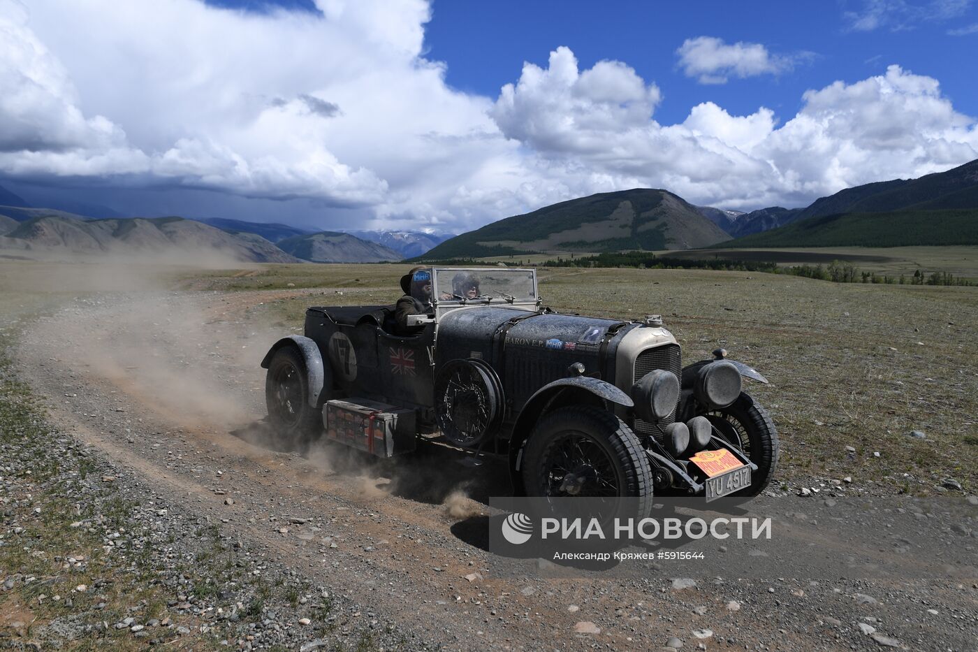 Участник международного ралли на старинных автомобилях "Пекин - Париж 2019" преодолевает участок вблизи села Курай в Республике Алтай на автомобиле Bentley 4 1/2 Le Mans (1928 г.). Первое ралли "Пекин-Париж" состоялось в 1907 году. Второе прошло спустя 90 лет. С 2007 года ралли проводится раз в три года.
Место: Россия, Республика Алтай. Автор: Александр Кряжев/РИА Новости. Ралли на ретроавтомобилях Пекин-Париж