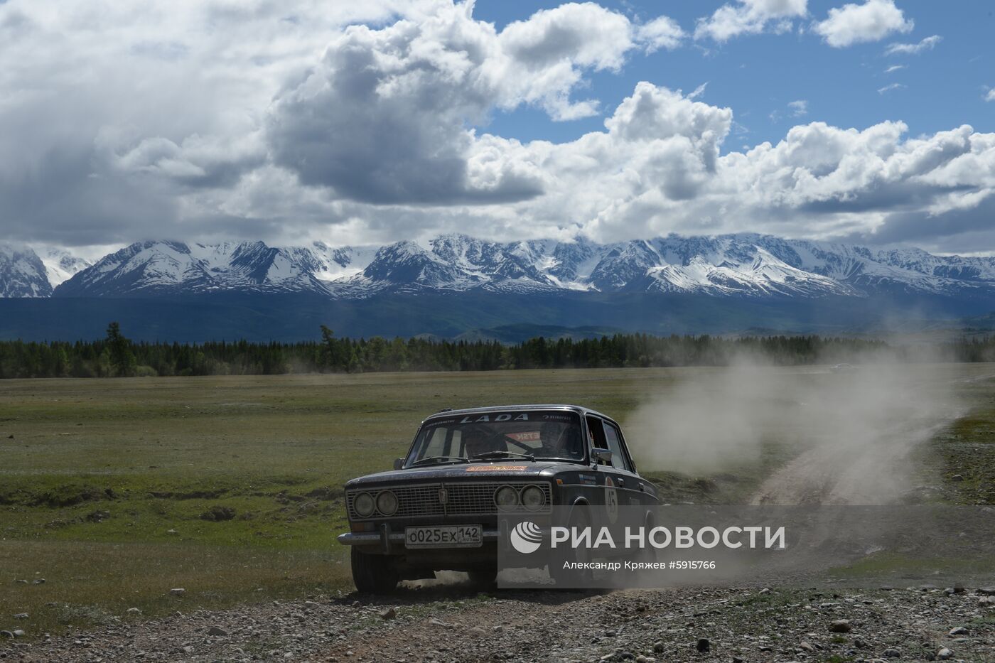 Участники международного ралли на старинных автомобилях "Пекин - Париж 2019" преодолевает участок вблизи села Курай в Республике Алтай на автомобиле VAZ-2103 (1972 г.). Первое ралли "Пекин-Париж" состоялось в 1907 году. Второе прошло спустя 90 лет. С 2007 года ралли проводится раз в три года. Место: Россия, Республика Алтай. Автор: Александр Кряжев/РИА Новости. Ралли на ретроавтомобилях Пекин-Париж