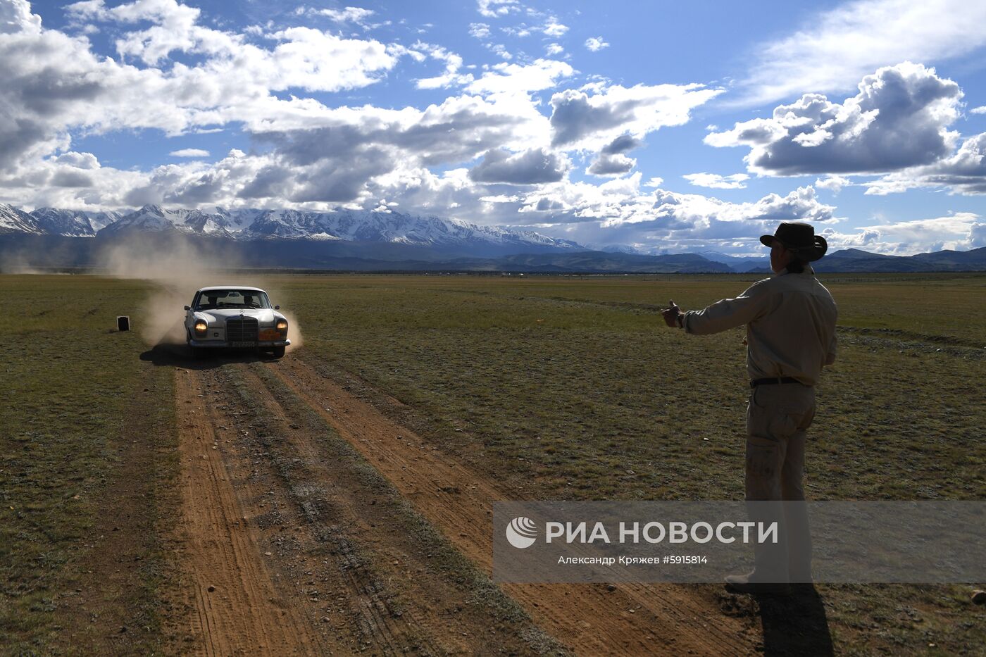 Судья и участники международного ралли на старинных автомобилях "Пекин - Париж 2019", преодолевшие участок вблизи села Курай в Республике Алтай на автомобиле Mercedes Benz 220 SEC b (1964 г.), на финише. Первое ралли "Пекин-Париж" состоялось в 1907 году. Второе прошло спустя 90 лет. С 2007 года ралли проводится раз в три года. Место: Россия, Республика Алтай. Автор: Александр Кряжев/РИА Новости. Ралли на ретроавтомобилях Пекин-Париж