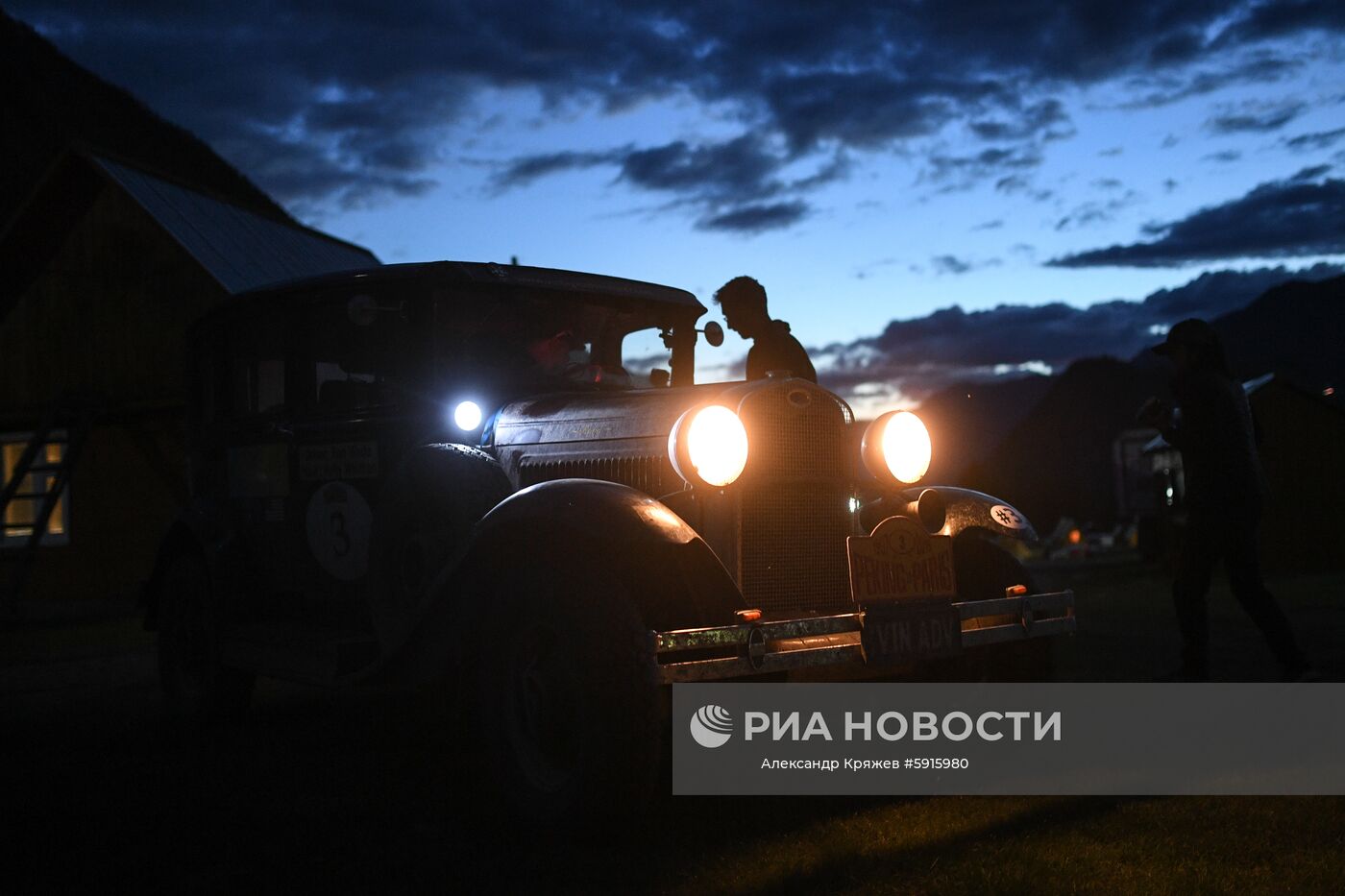 Участник международного ралли на старинных автомобилях "Пекин - Париж 2019" на месте ночной стоянки возле села Чибит в Республике Алтай ремонтирует свой автомобиль Ford Model A (1930 г.). Первое ралли "Пекин-Париж" состоялось в 1907 году. Второе прошло спустя 90 лет. С 2007 года ралли проводится раз в три года.
Место: Россия, Республика Алтай. Автор: Александр Кряжев/РИА Новости. Ралли на ретроавтомобилях Пекин-Париж