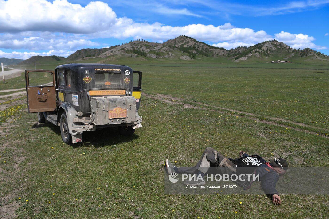 Участник международного ралли на старинных автомобилях "Пекин - Париж 2019" на автомобиле Ford Model A (1930 г.) во время остановки на точке контроля времени в Республике Алтай. Первое ралли "Пекин-Париж" состоялось в 1907 году. Второе прошло спустя 90 лет. С 2007 года ралли проводится раз в три года.
Место: Россия, Республика Алтай. Автор: Александр Кряжев/РИА Новости. Ралли на ретроавтомобилях Пекин-Париж