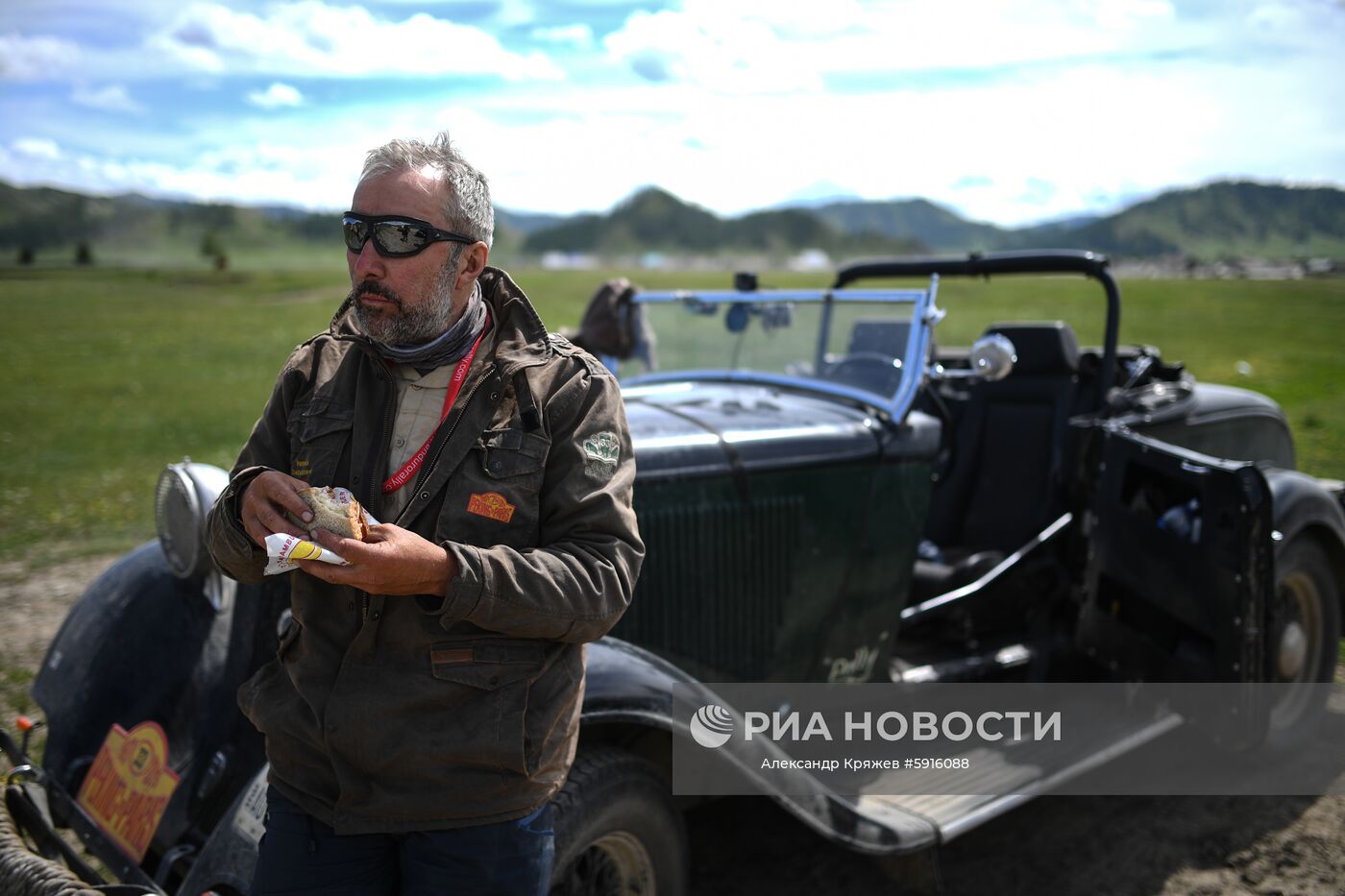 Участник международного ралли на старинных автомобилях "Пекин - Париж 2019" на автомобиле Dodge Roadster (1933 г.) во время остановки на точке контроля времени в Республике Алтай. Первое ралли "Пекин-Париж" состоялось в 1907 году. Второе прошло спустя 90 лет. С 2007 года ралли проводится раз в три года.
Место: Россия, Республика Алтай. Автор: Александр Кряжев/РИА Новости. Ралли на ретроавтомобилях Пекин-Париж