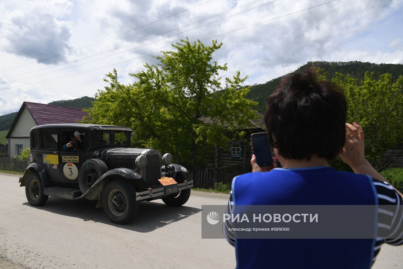 Участники международного ралли на старинных автомобилях "Пекин - Париж 2019" на автомобильной дороге в селе Черный Ануй в Республике Алтай на автомобиле Ford Model A (1930 г.). Первое ралли "Пекин-Париж" состоялось в 1907 году. Второе прошло спустя 90 лет. С 2007 года ралли проводится раз в три года.
Место: Россия, Республика Алтай. Автор: Александр Кряжев/РИА Новости. Ралли на ретроавтомобилях Пекин-Париж