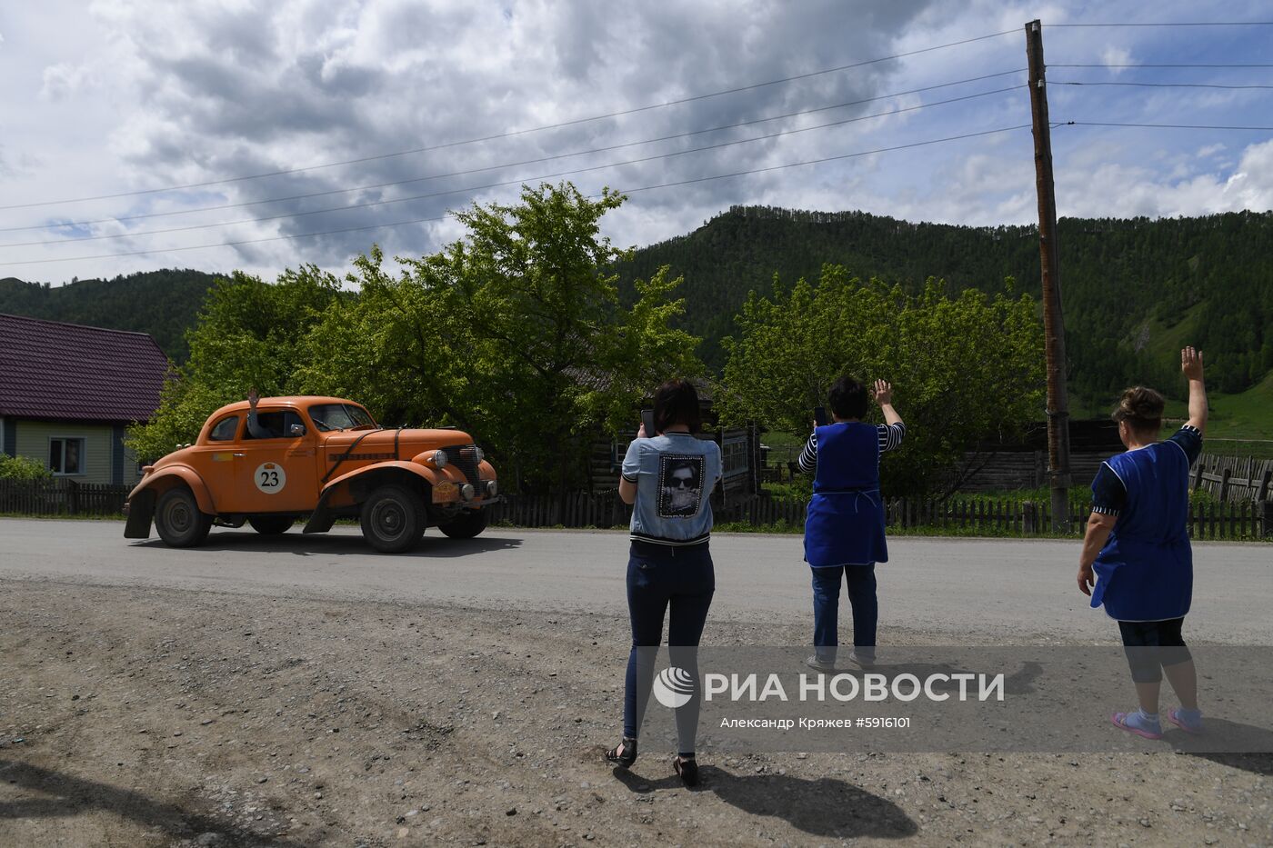 Местные жители приветствуют участников международного ралли на старинных автомобилях "Пекин - Париж 2019" на автомобильной дороге в селе Черный Ануй в Республике Алтай на автомобиле Chevrolet Coupe (1939 г.). Первое ралли "Пекин-Париж" состоялось в 1907 году. Второе прошло спустя 90 лет. С 2007 года ралли проводится раз в три года.
Место: Россия, Республика Алтай. Автор: Александр Кряжев/РИА Новости. Ралли на ретроавтомобилях Пекин-Париж