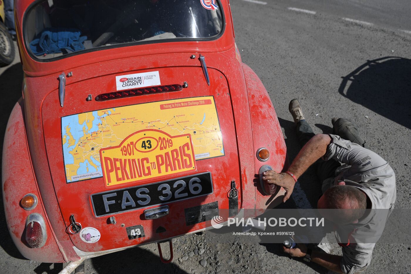 Участник международного ралли на старинных автомобилях "Пекин - Париж 2019" на автомобиле Morris Minor (1959 г.) во время технической остановки вблизи села Новотырышкино в Алтайском крае . Первое ралли "Пекин-Париж" состоялось в 1907 году. Второе прошло спустя 90 лет. С 2007 года ралли проводится раз в три года.
Место: Россия, Алтайский край. Автор: Александр Кряжев/РИА Новости. Ралли на ретроавтомобилях Пекин-Париж