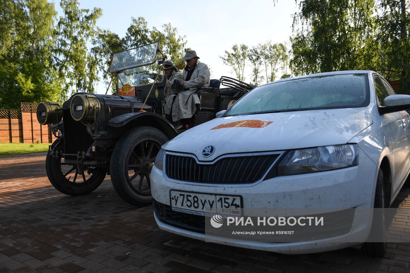 Слева: участники международного ралли на старинных автомобилях "Пекин - Париж 2019" на автомобиле с паровым двигателем White MM Pullman (1910) на территории "Парк-отель Ая" в Алтайском крае. Первое ралли "Пекин-Париж" состоялось в 1907 году. Второе прошло спустя 90 лет. С 2007 года ралли проводится раз в три года.
Место: Россия, Алтайский край. Автор: Александр Кряжев/РИА Новости. Ралли на ретроавтомобилях Пекин-Париж