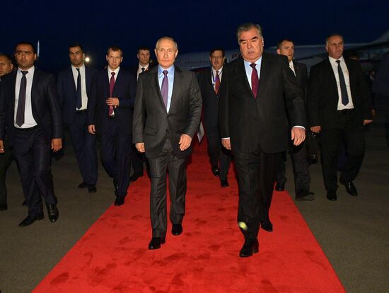 Президент РФ В. Путин прибыл в Душанбе для участия в саммите СВМДА