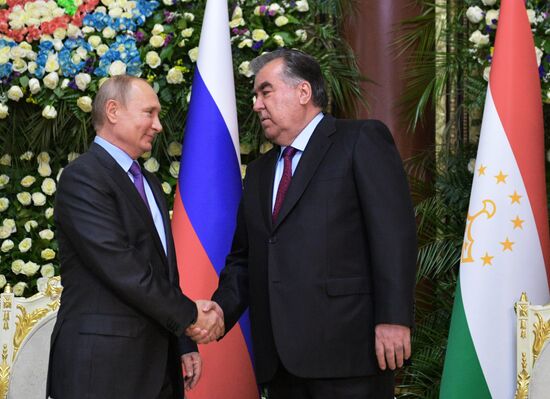 Президент РФ В. Путин прибыл в Душанбе для участия в саммите СВМДА