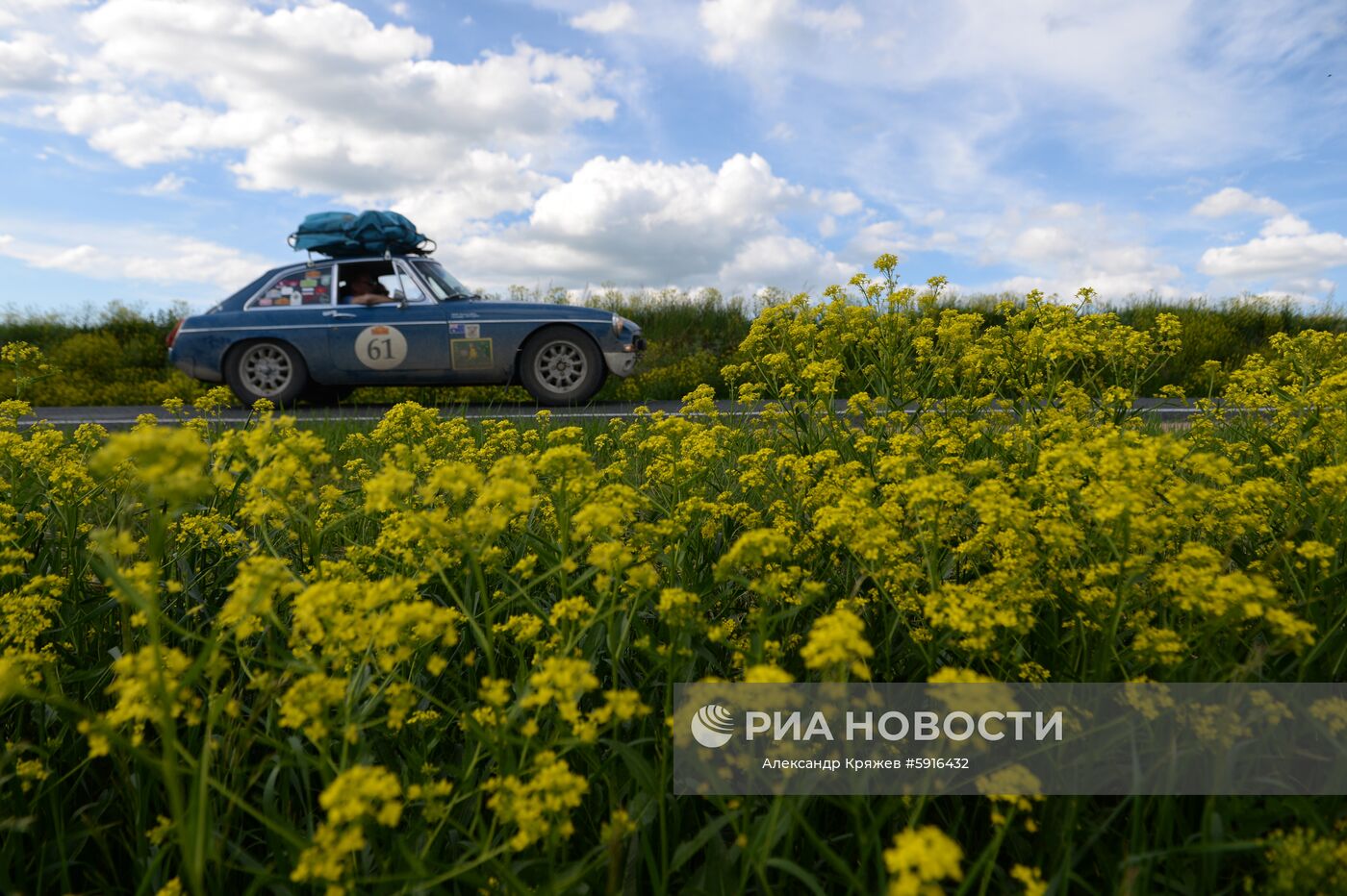 Участники международного ралли на старинных автомобилях "Пекин - Париж 2019" на автомобиле MGB GT (1972 г.) на автомобильной дороге в Алтайском крае. Первое ралли "Пекин-Париж" состоялось в 1907 году. Второе прошло спустя 90 лет. С 2007 года ралли проводится раз в три года.
Место: Россия, Алтайский край. Автор: Александр Кряжев/РИА Новости. Ралли на ретроавтомобилях Пекин-Париж