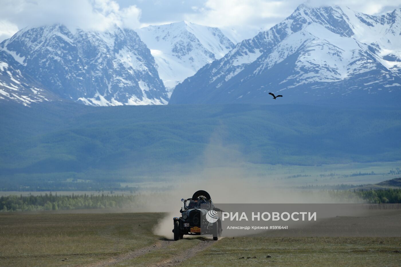 Участник международного ралли на старинных автомобилях "Пекин - Париж 2019" на автомобиле Chrysler 70 Roadster (1927 г.) преодолевает участок вблизи села Курай в Республике Алтай. Первое ралли "Пекин-Париж" состоялось в 1907 году. Второе прошло спустя 90 лет. С 2007 года ралли проводится раз в три года.
Место: Россия, Республика Алтай. Автор: Александр Кряжев/РИА Новости. Ралли на ретроавтомобилях Пекин-Париж