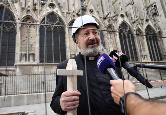 Первая месса после пожара в соборе Парижской Богоматери