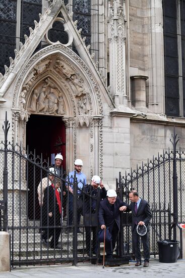 Первая месса после пожара в соборе Парижской Богоматери