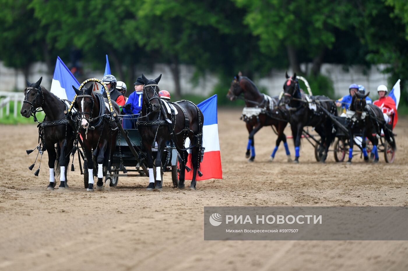 Тройка в 2017 году. Чемпионат русских троек на ЦМИ. Тройка на ипподроме в Москве. Центральный Московский ипподром сектор с. Московский Центральный ипподром лого.