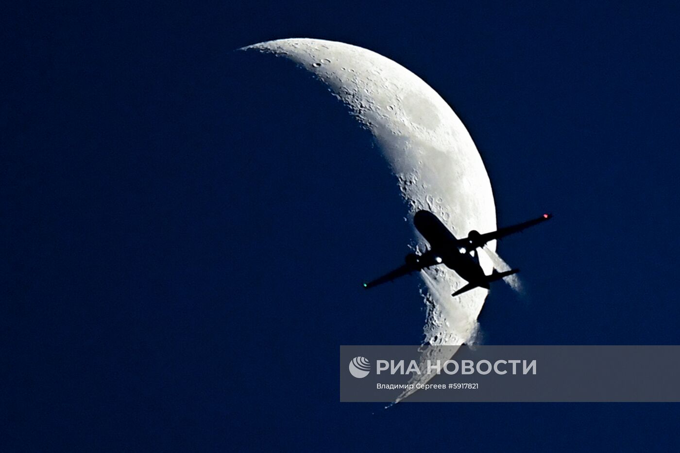 Самолет на фоне Луны