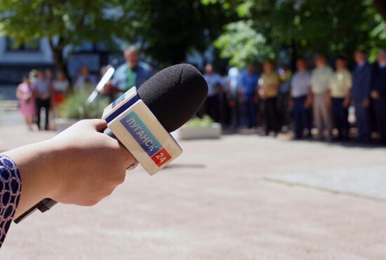 Открытие памятника погибшим российским журналистам в Луганске